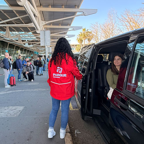 Funcionária do Parque 5 a receber cliente no Aeroporto de Lisboa