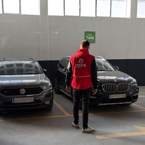 Funcionário do Parque 5 no parque de estacionamento coberto