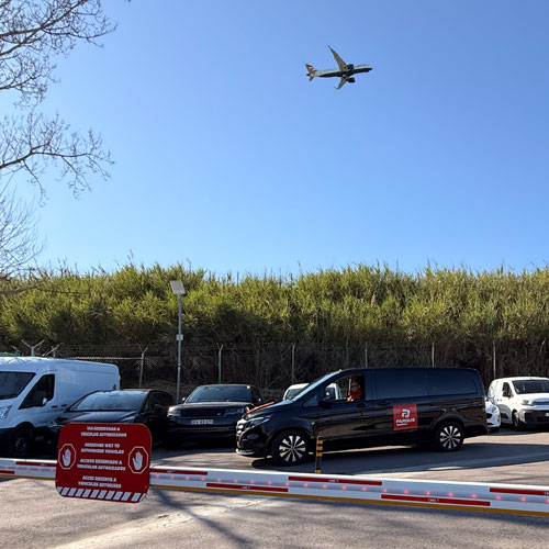 Vista do parque de estacionamento Parque 5 com avião a sobrevoar